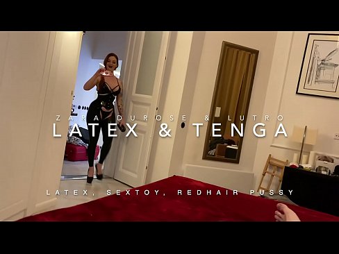 ❤️ Ngoanana e monyane ea nang le hlooho e khubelu ea apereng seaparo sa latex se kentsoeng ke ntate oa bobeli ☑ ❌️