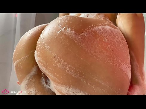 ❤️ Brunette o ipholla litho tsa botona kapa botšehali ho li khotsofatsa Pussy e nang le Vibrator ho ea ho Intense Orgasm in Shower ☑ ❌️