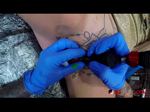 ❤️ Sully Savage ea nang le li-tattoo tse chesang haholo o ile a fumana tattoo clitoris ea hae ☑ ❌️